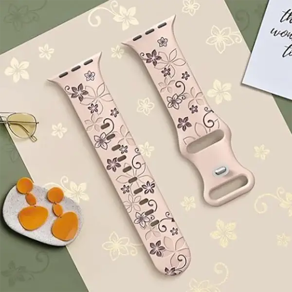 Bracelet Apple Watch Maysa en silicone floral gravé bicolore – coloris Sable rose, compatible Series 1 à Ultra 2 (38 à 49 mm)